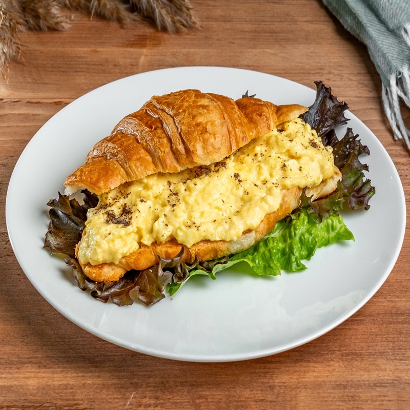 Scrambled egg croissant